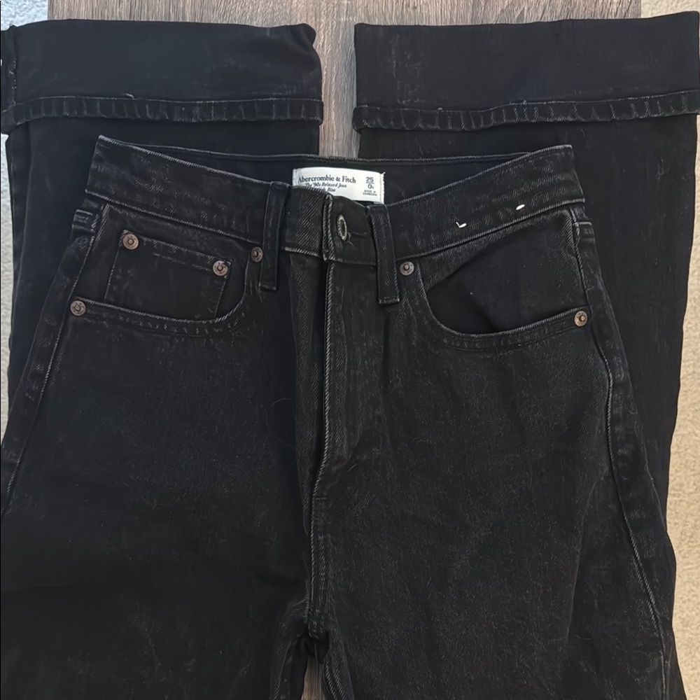 Abercrombie & Fitch The 90s Relaxed Jean High Rise in Black Wash Size 25/0R
